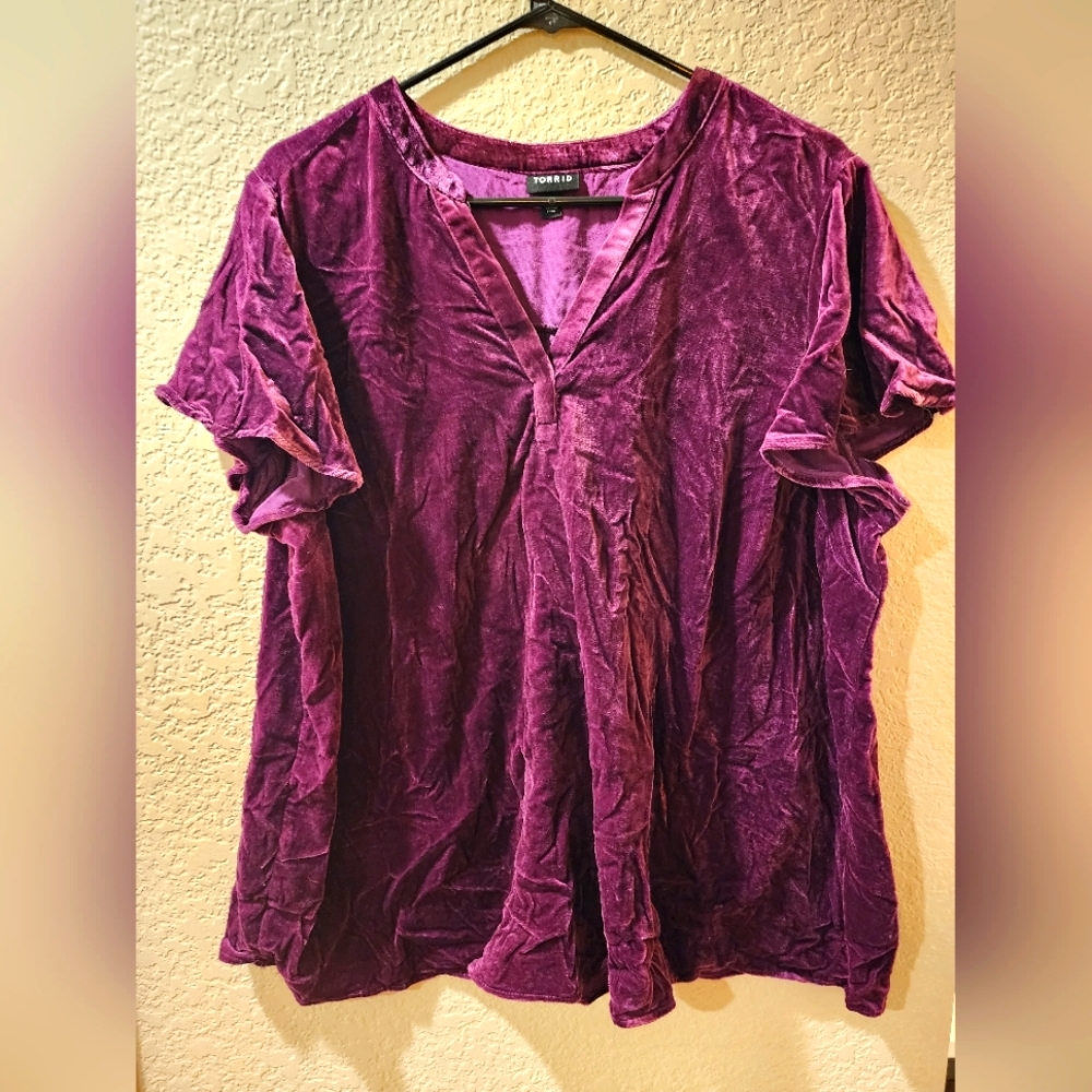 💕Torrid VELVET SPLIT NECK FLUTTER SLEEVE TOP Purple Size 1